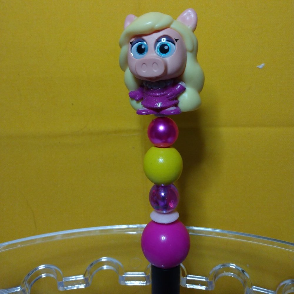 Disney doorables: Miss Piggy handmade beaded pen